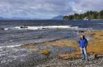 Praia de pedras e água gelada em Ketchikan, no sudeste do Alaska
